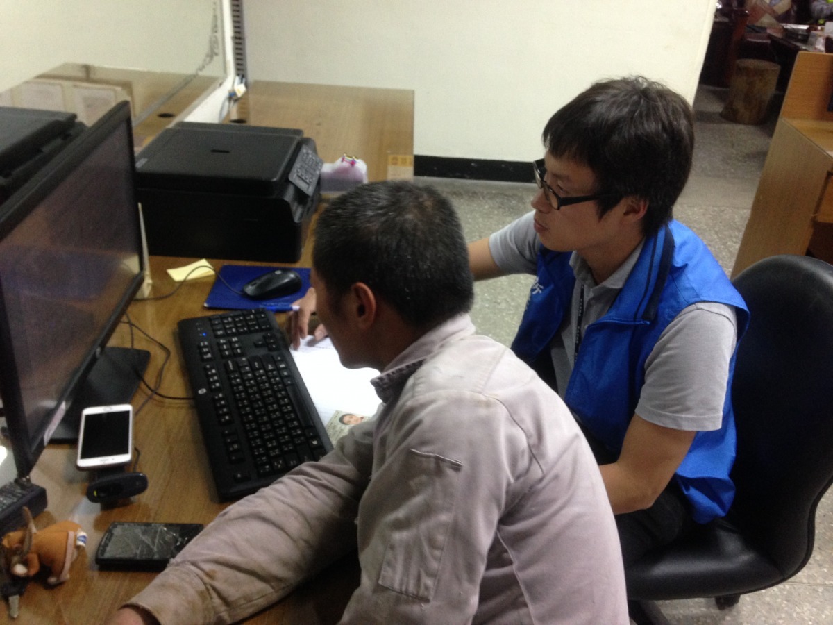 講師(右)在瑞芳分局授課期間，至大寮派出所辦理動物保護案件。　新北市動保處/提供