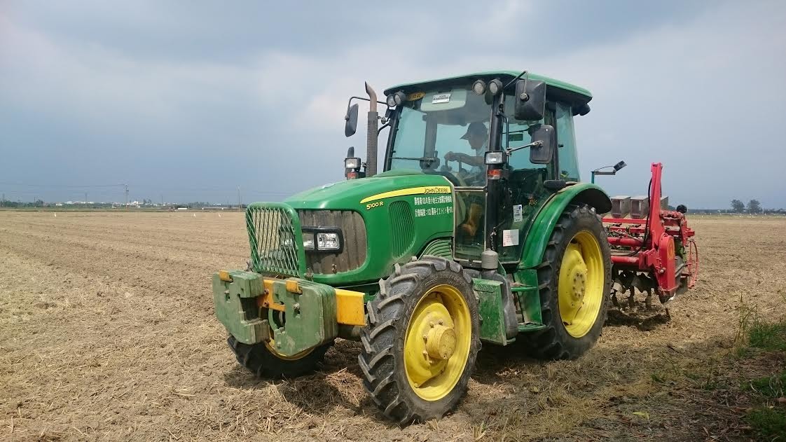 直播機價高，一般小農難以自購，需要農糧署輔導代耕業者購入。　屏科大鳥類生態研究室/提供