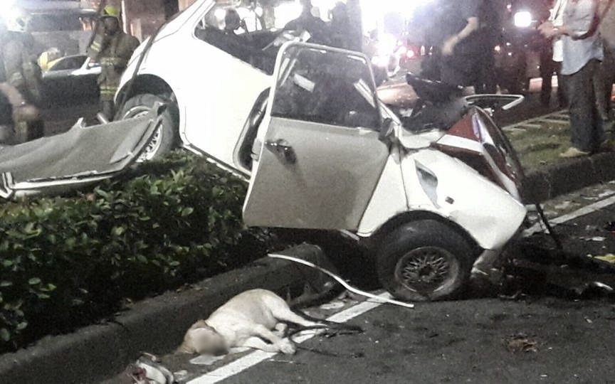 Friday被路過的好心人先抱出已經嚴重變形的車子,放在路邊安置,隨後被送到醫院。 取自爆料公社