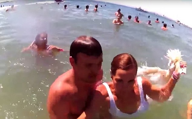 鴨子的羽毛已經凌亂不堪，十分狼狽。　翻攝自《每日郵報》