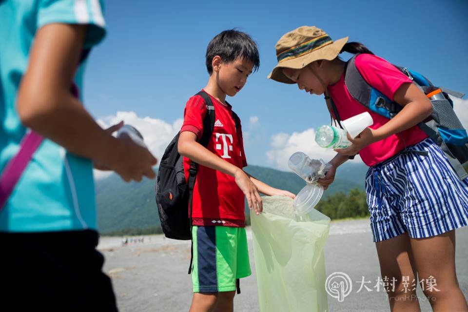 孩子參加淨灘活動，意義非凡。　取自黑潮海洋文教基金會