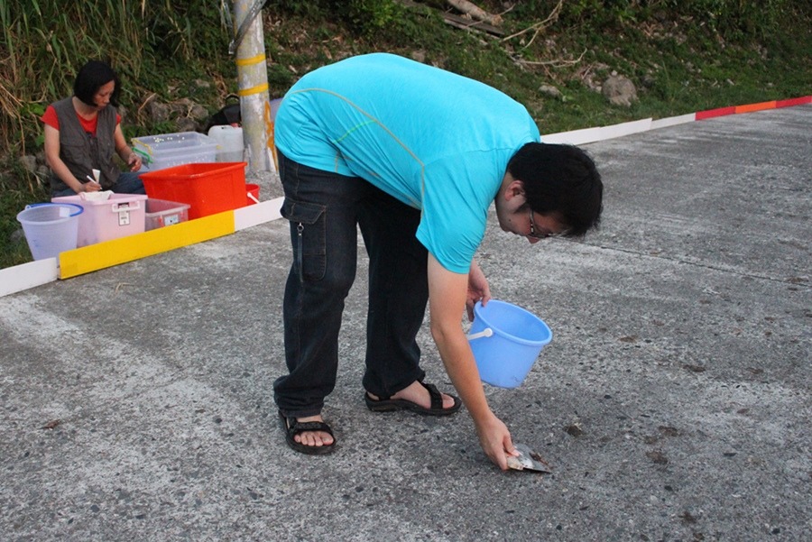 志工把屍體一一鏟起。　黃靖雅/攝