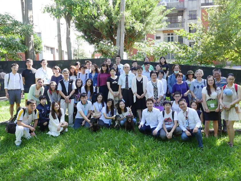 愛護優漢的師生和北護另三隻校犬在畢業典禮後合影。　葉明理/提供