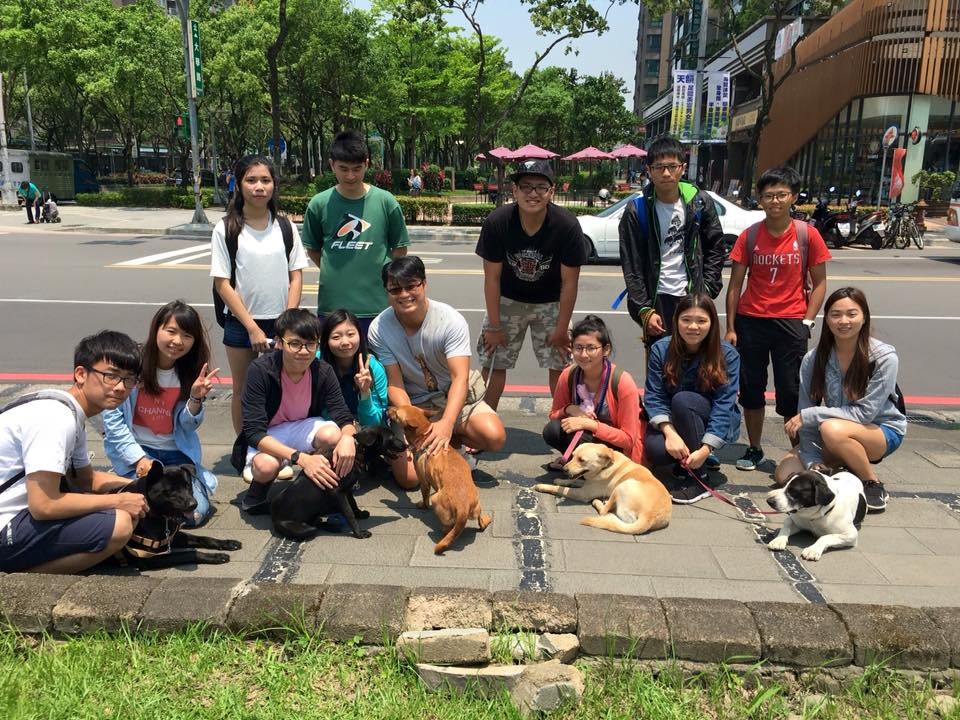 北大愛動物社上學期請了訓犬師，協助教授訓犬方式。　取自國立臺北大學愛動物社