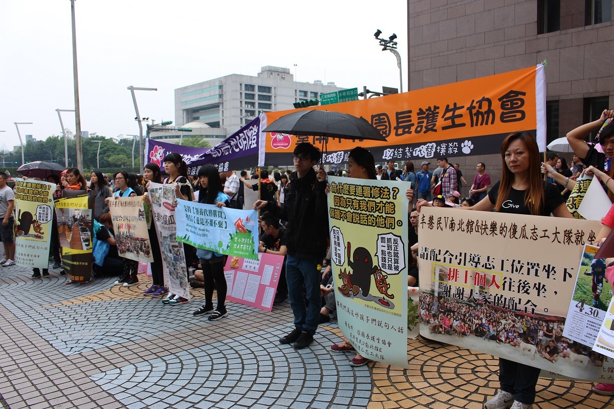 4月30日，台北市政府前的請願活動。　資料照，李娉婷/攝