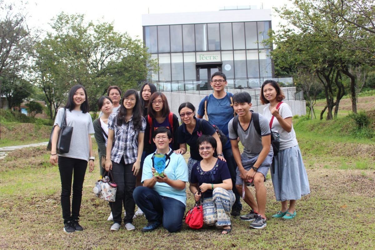 大家帶著優漢的骨灰離開時，已經不再悲傷，取而代之的是滿滿的祝福。　黃靖雅/攝