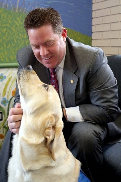 伊利諾州萊克縣的州檢察官辦公室現在就有隻服務犬「米歇爾」,負責舒緩受害兒童的情緒,讓他們打開心房。 取自Life With Dogs