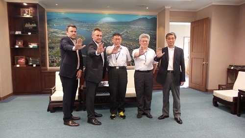 WildAid執行長Peter Knight (左二)、柯文哲(中)、關懷生命協會副理事長張章得(右一)、台北市動保處處長嚴一峰(右二)合影。　關懷生命協會/提供