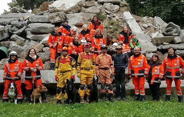 消防署搜救犬中心組隊至德國參加共同訓練,在德國參與訓練時留下的合影,前排2隻黑色搜救犬就是被防檢局扣留的亞當和麗莎。 取自周欣維臉書