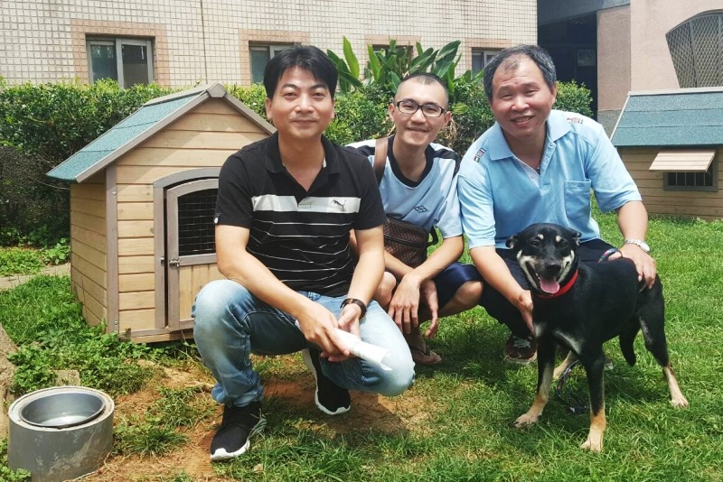 土豆於昨日開放領養，台中市清水警分局清水派出所所長張勝記（左）一早就去等待，最後如願帶回土豆。  張勝記/提供