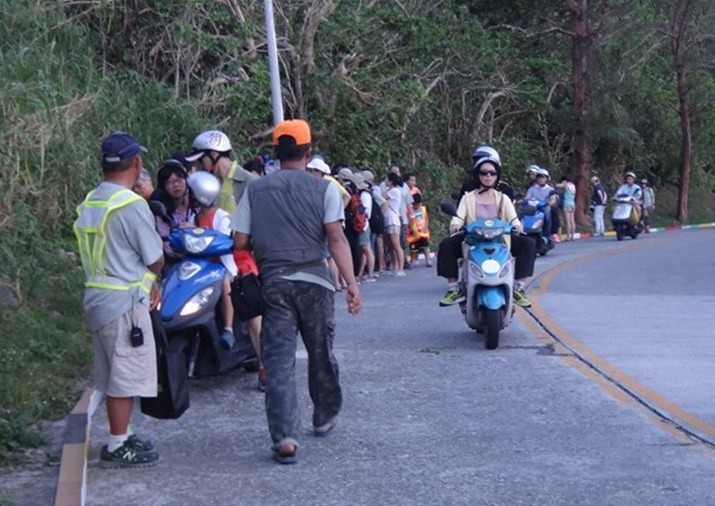 遊客好奇駐足詢問。　取自減碳愛綠島