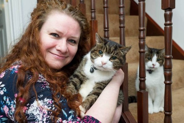 Toby和飼主合照時，18歲的媽媽在後面看著。　取自METRO