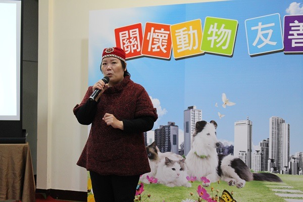 愛媽王婕在社區救助流浪動物，她認為只要堅持做對的事，就會感動旁人。　何宜/攝