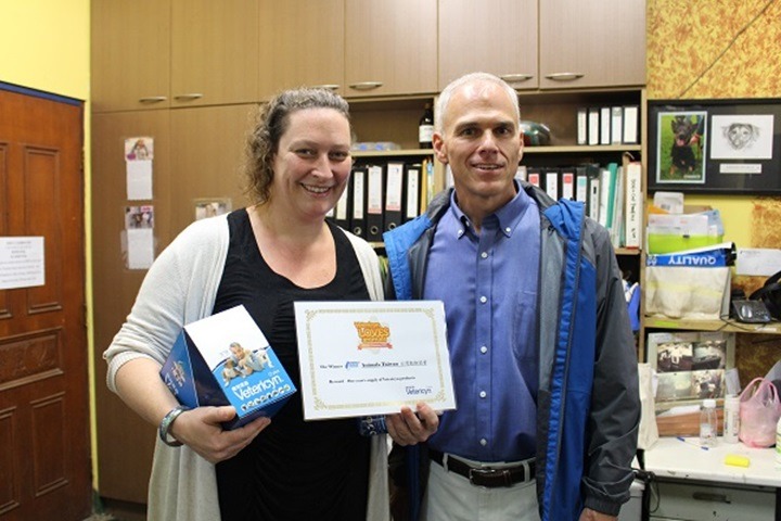 AT協會理事長Liza拿著3月份的醫療獎品與獎狀,與Vetericyn台灣總代理柏希菲克公司總經理何志昂合照。 何宜/攝