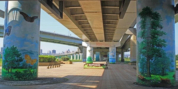 華江雁鴨自然公園的彩繪橋墩展現生態縮影。　台北市動保處/提供
