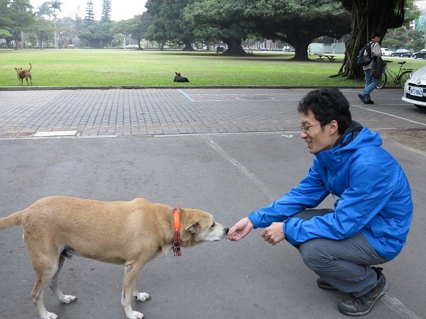 許博凱因拍攝校園流浪狗而成為學校流浪動物志工隊的志工。　蕭士塔/攝