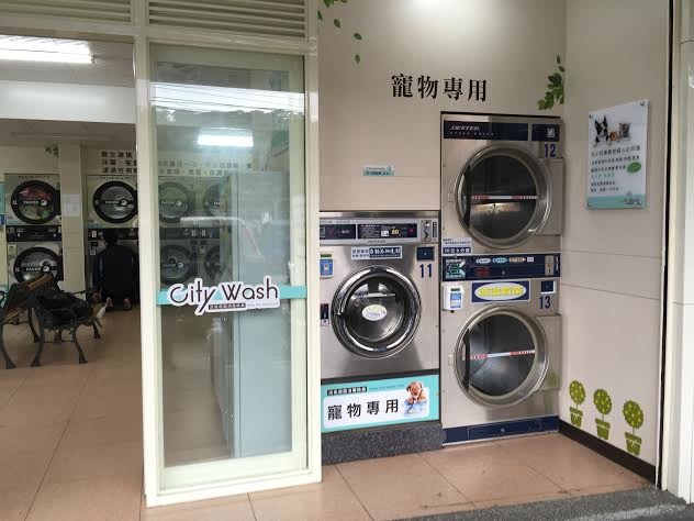 寵物專用洗衣機設在店門口。　林富山/提供