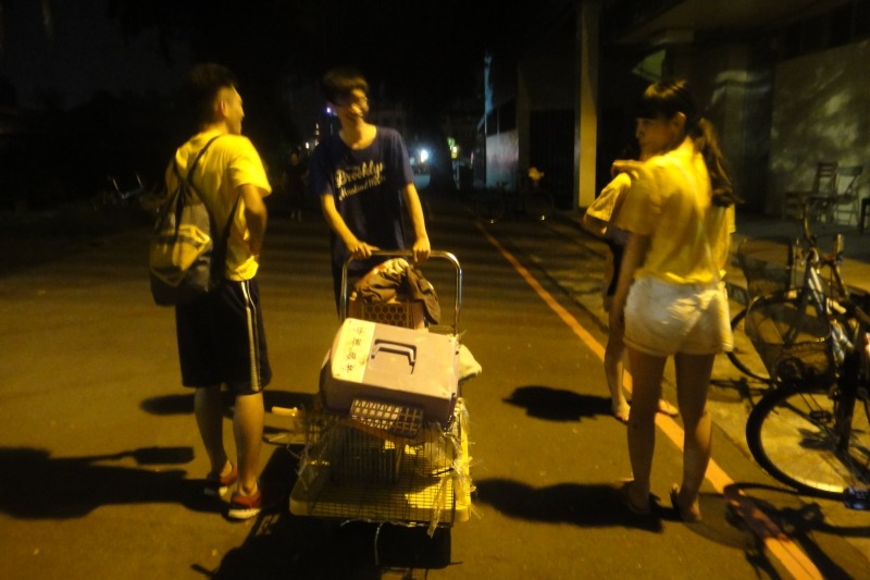 帶著誘捕籠、貓籠、飼料罐頭，可以出發囉！  江幸芸/攝