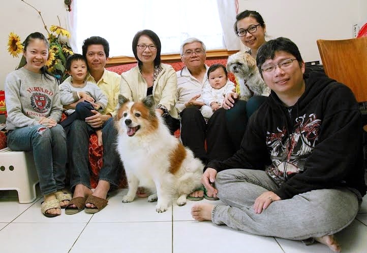 娜莎家全家福，大家都很疼愛娜娜、莎莎。　娜莎爸/提供