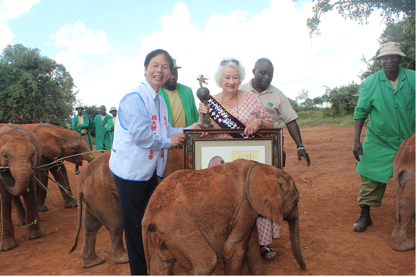 非洲大象保母達芙妮‧謝德里克從台灣周大觀文教基金會創辦人周進華手中接獲第17屆全球熱愛生命獎章。　　台灣周大觀文教基金會/提供
