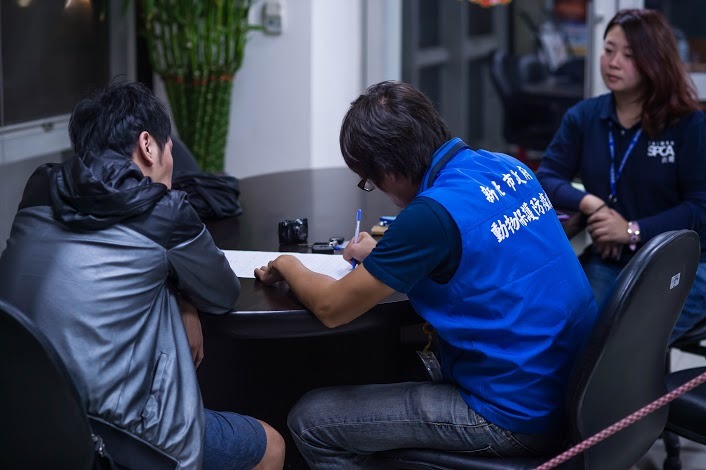 做完筆錄後，動保稽查員亦告誡蕭男，用打的方式處罰狗狗，會讓牠產生誤會，造成反效果，下次遇到同樣情況，不予理會就好了。由右而左依序為SPCA專員、動保處稽查員、蕭姓飼主。　新北市動保處/提供