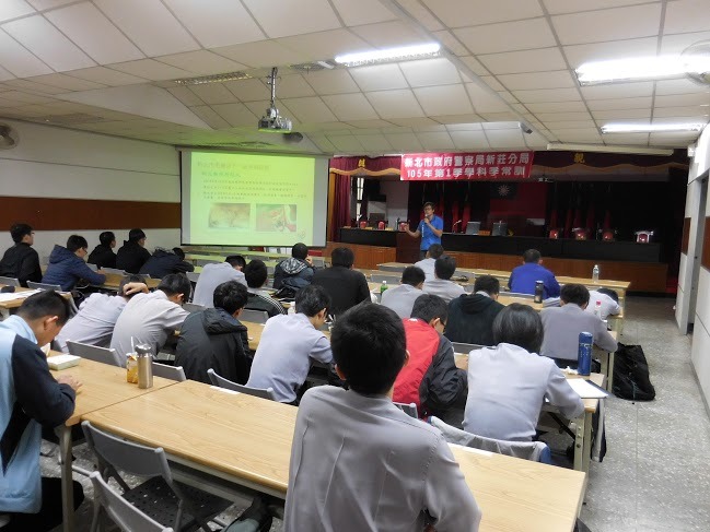 新北市新莊分局員警認真上「動保課」。　新北市動保處/提供