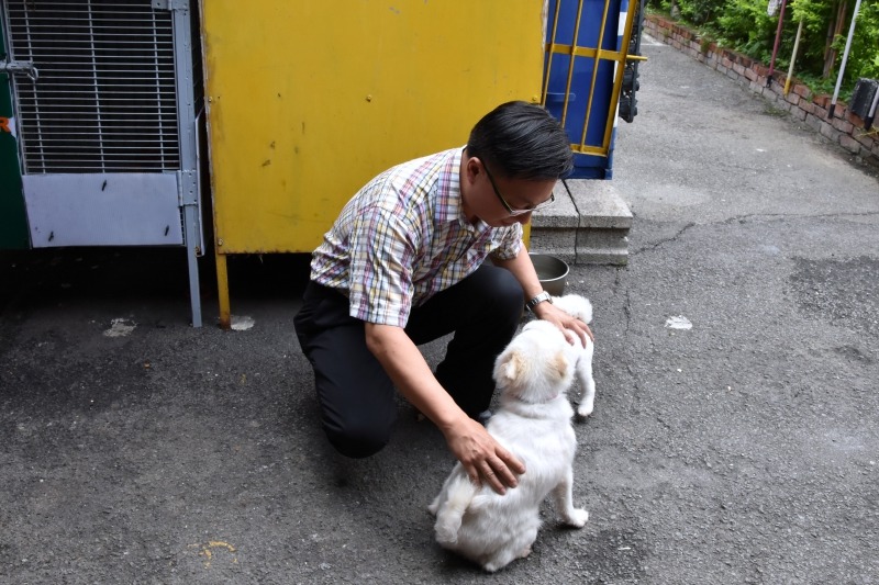 台中市南屯區清潔隊隊長林華彬帶著愛犬「滾滾」回來找媽媽「小白」。 台中市南屯區清潔隊/提供