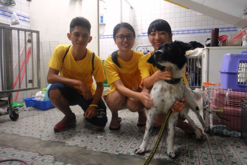 懷生社現任幹部與阿牛。中途2年的阿牛仍在找家！  江幸芸/攝