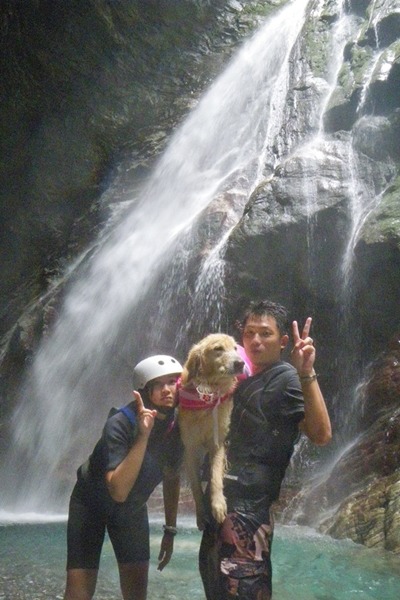 除了到海邊，往山上走也很消暑，不怕溯溪的狗狗可以來挑戰！　洛基小聿媽/提供