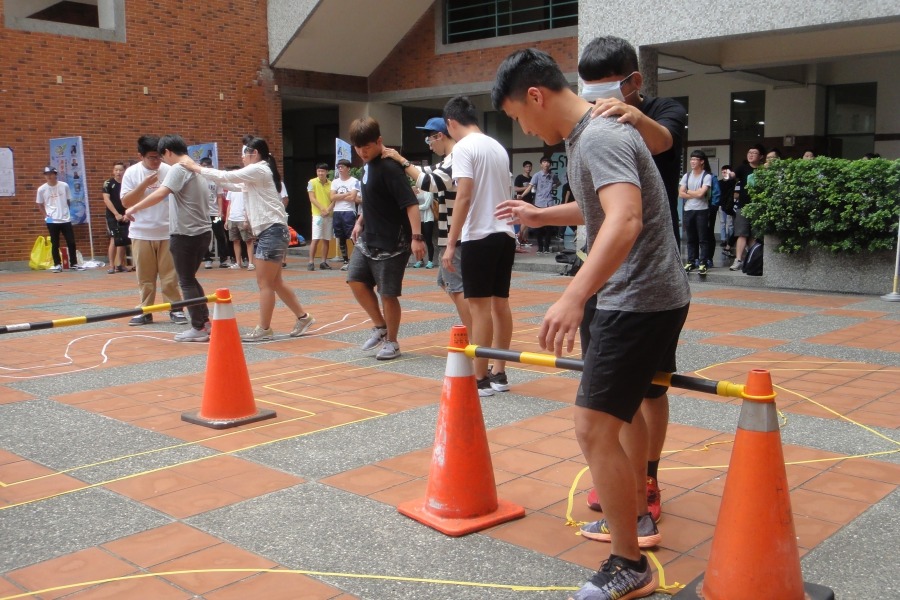 蒙眼學生須由搭檔引導跨越障礙。  江幸芸/攝