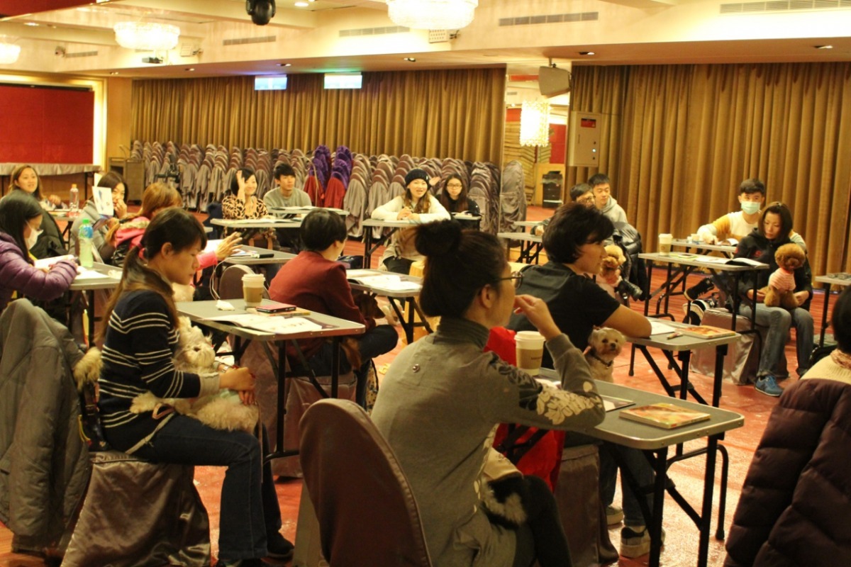 許多寵物美容師攜帶狗狗一同上課。　台北市寵物同業公會/提供