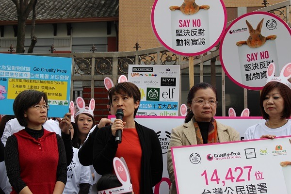 蕭美琴今年3月參與動保團體「反動物實驗」記者會。　何宜/攝