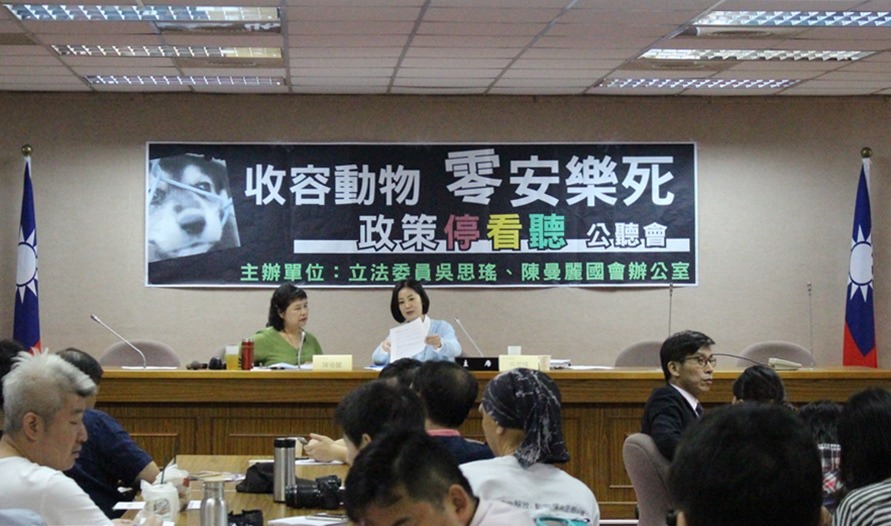 支持零安樂按時上路，和認為時機不夠成熟的與會者，在公聽會中展開一場攻防戰。　黃靖雅/攝