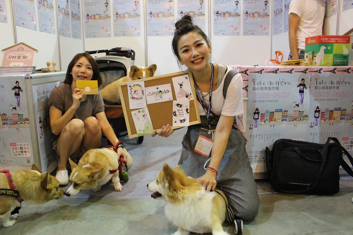 邵庭與一對毛兒女「Uni」、「Una」現身妞新聞攤位，宣傳愛心義賣。　李娉婷/攝