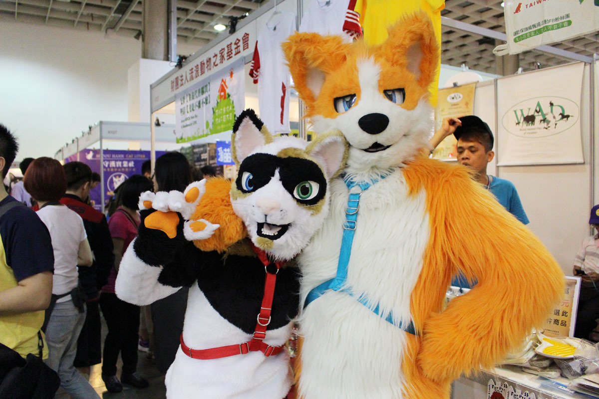 一般人帶著寵物來逛展，也有人扮成寵物來逛展！　李娉婷/攝