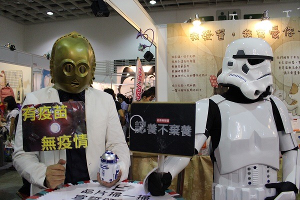送養者聯盟造型吸睛。  江幸芸/攝