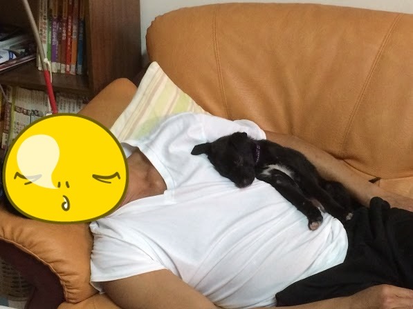 安安愛跟爸爸一起睡。　安安媽媽／提供