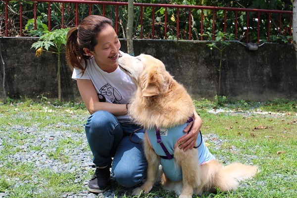 台灣寶貝狗協會訓練師Molly與愛犬布丁的感情相當親密，令人稱羨。　陳珊珊/攝