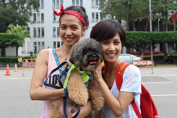 從台南來的姊妹花，帶著愛犬北上參與。陳珊珊/攝