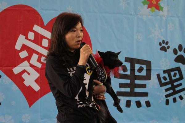 流浪動物花園協會理事長Rose希望透過活動讓黑狗曝光，幫牠們找新家。  江幸芸/攝