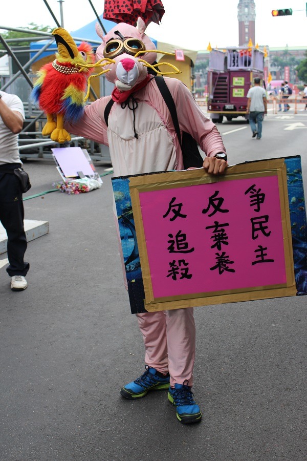 有民眾不怕炎熱天氣，身穿厚重動物裝。陳珊珊/攝