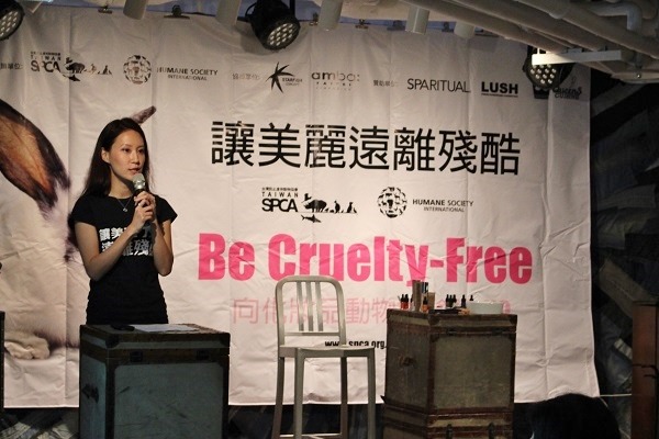 台灣防止虐待動物協會執行長姜怡如呼籲，一同支持修法，落實「零殘酷」化妝品。　陳珊珊/攝