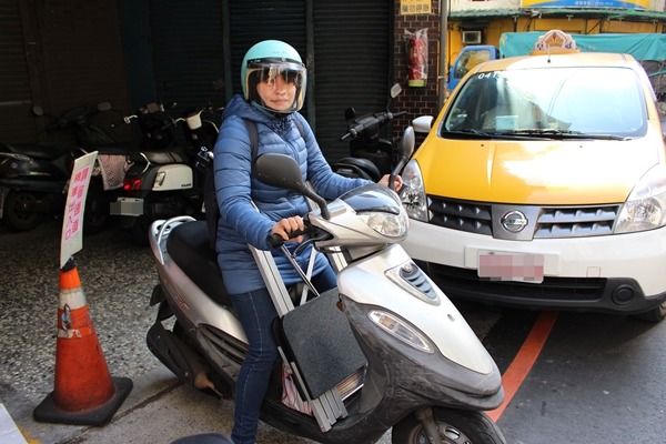 到府服務寵物美容師林鈺莉帶上美容台、工具包，騎著機車跑遍大台北。　江幸芸/攝