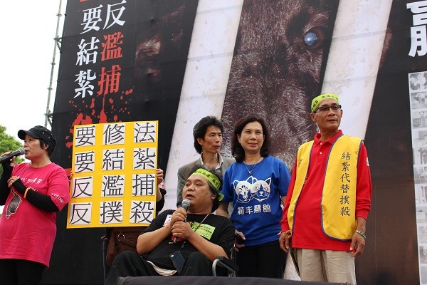 浪犬爸爸王丰(後左)及大城莉莉站台聲援。何宜/攝