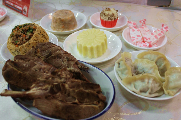 「Mini手作鮮食堂」的配菜相當傳統，有蘿蔔糕、水餃和發糕！　江幸芸/攝