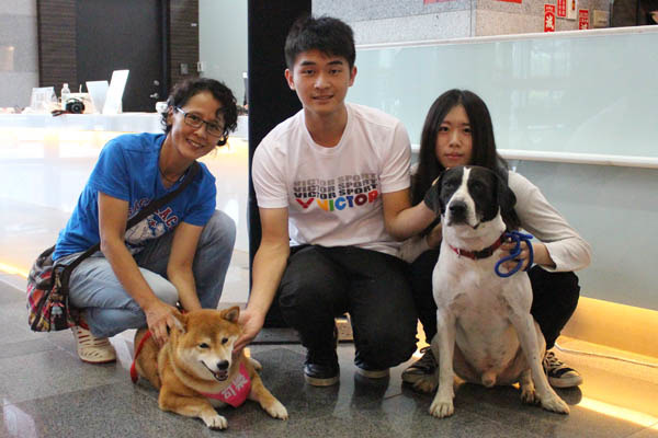 安溪國中校犬「可樂」(左)和台北大學校犬「牛牛」(右)都到了寵物用品展參加校園星寵頒獎典禮。 黃靖雅/攝