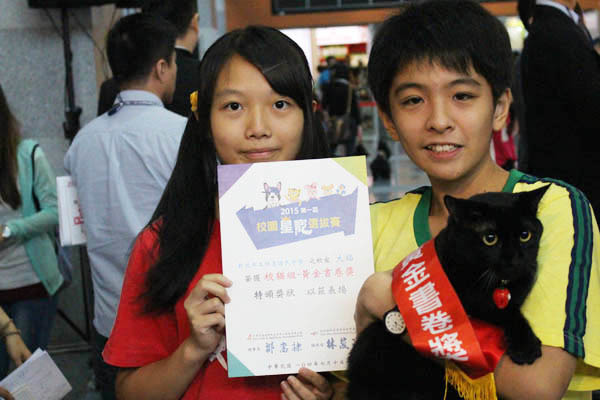 明志國中後腿癱瘓的校貓「大福」獲得校園星寵貓組的黃金書卷獎。 黃靖雅/攝