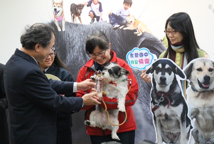 苗栗特教學校的點點領取獎盃！　黃靖雅/攝