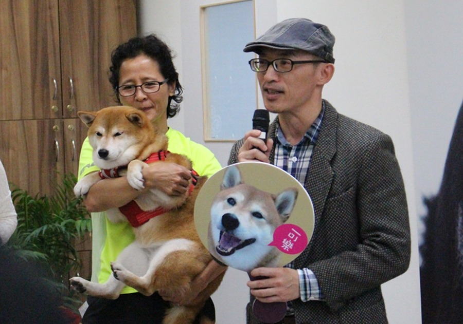 安溪國中的可樂備受師生呵護，校長簡財源(右)和照顧可樂的主任姜大如(左)，多次獲邀到各種場合分享校犬經驗。　資料照，黃靖雅/攝