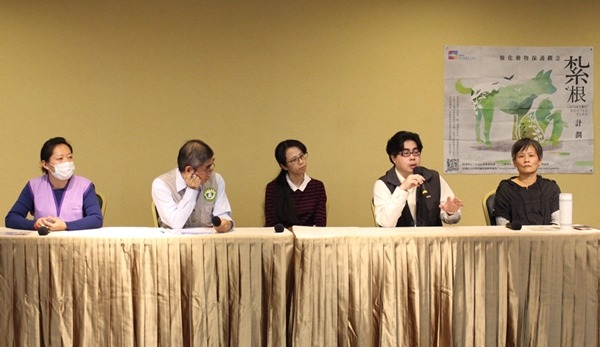 由左至右為台北市動物之家志工小敏、APA秘書長黃慶榮、農委會技正鄭祝菁、新屋志工安東尼、中和動物之家志工黃新。
